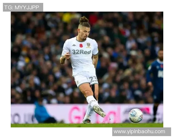 足球明星在比赛中意外撞上门柱引发全场惊呼与热议