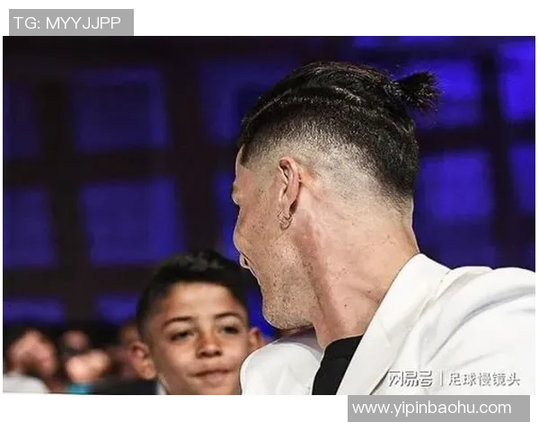 足球明星辫子发型的魅力与风格解析以及对球场形象的影响